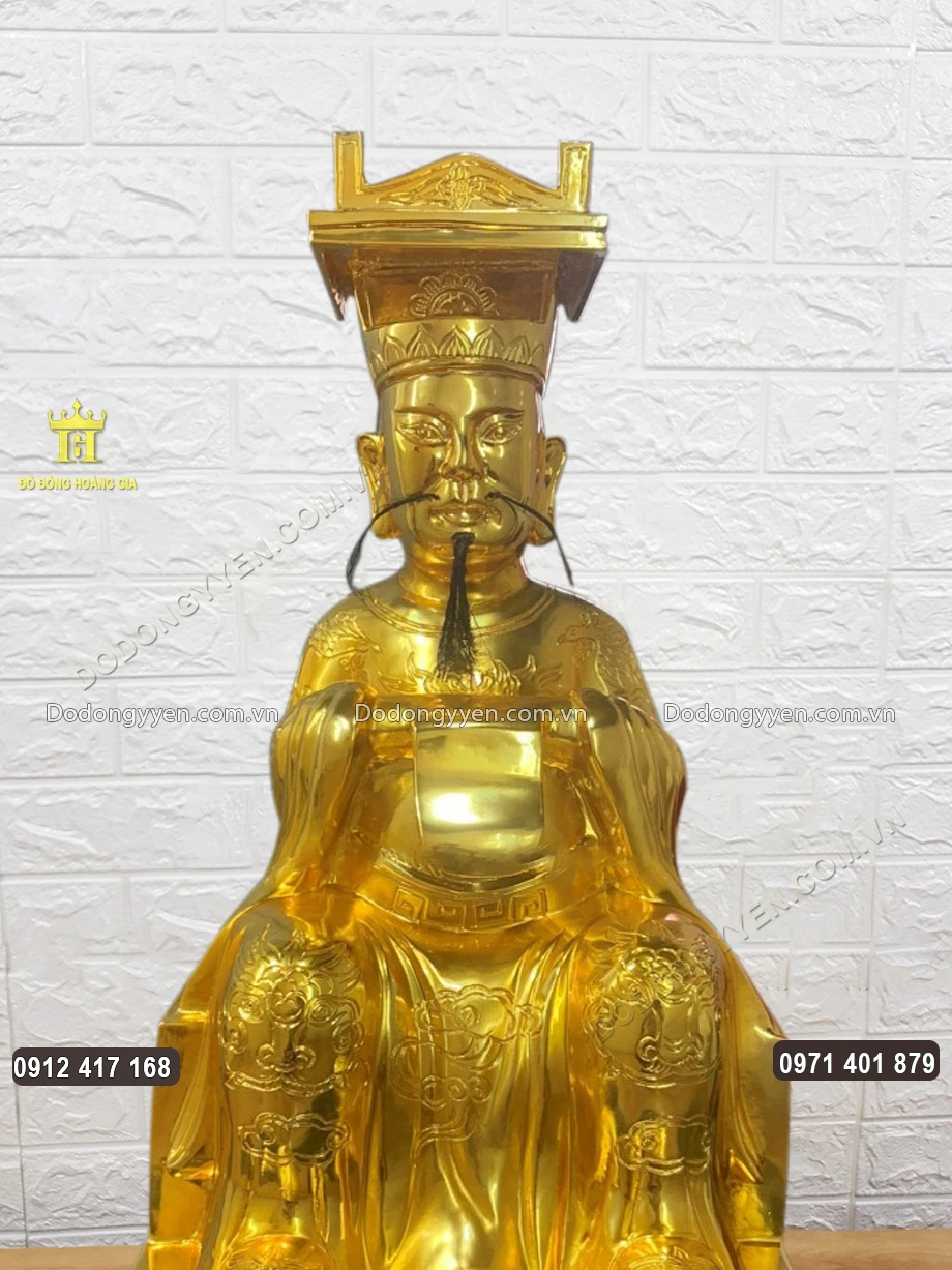 Gương mặt Ng&agrave;i được chạm khắc đầy đặn, &aacute;nh mắt nghi&ecirc;m nghị